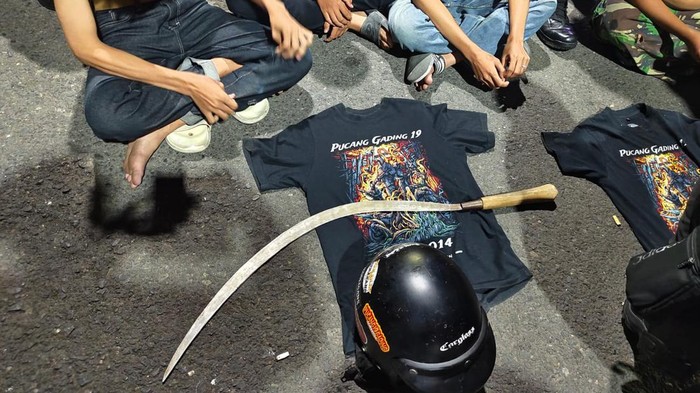 Senjata tajam dan kaus diamankan.