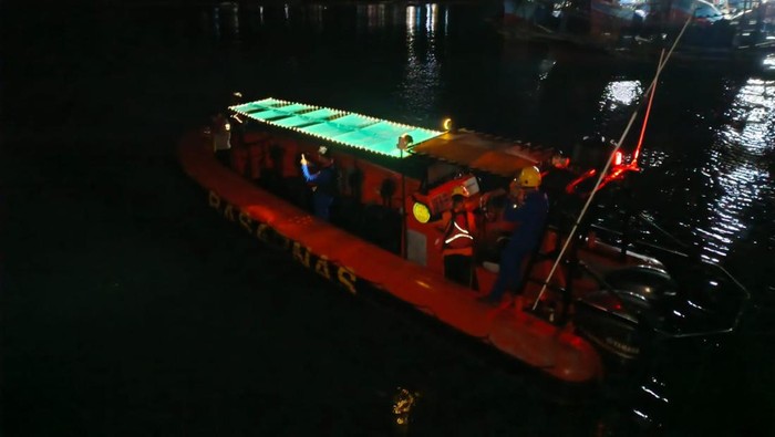 Basarnas lakukan evakuasi penumpang kapal yang kandas di perairan Anambas. (Foto: Istimewa)