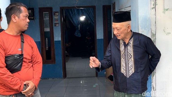 Basori memakai baju takwa korban gendam di mojokerto