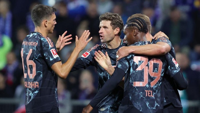 KIEL, GERMANY - SEPTEMBER 14: Harry Kane of FC Bayern München celebrates with teammates Thomas Müller of FC Bayern München (C), Joao Palhinha of FC Bayern München (L) and Mathys Tel of FC Bayern München (R) after scoring his teams sixth goal during the Bundesliga match between Holstein Kiel and FC Bayern München at Holstein-Stadion on September 14, 2024 in Kiel, Germany. (Photo by Sebastian El-Saqqa - firo sportphoto/Getty Images)
