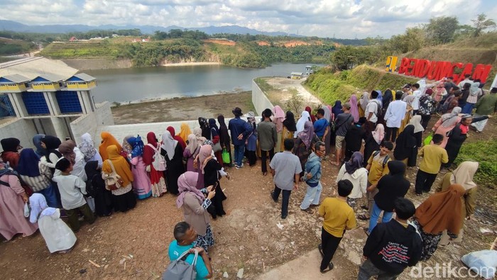 Bendungan Leuwikeris diserbu wisatawan