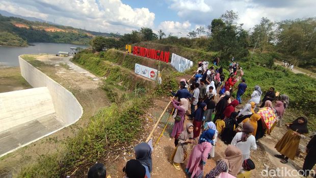 Bendungan Leuwikeris diserbu wisatawan