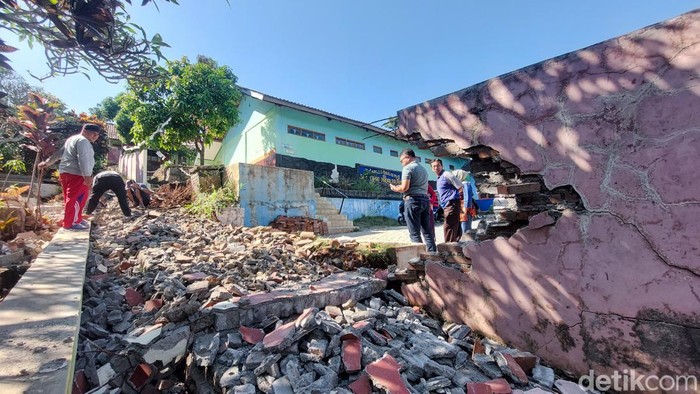 Benteng SD di KBB Ambruk Akibat Gempa Sukabumi