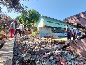 Benteng SD di Padalarang Usai Ambruk Diguncang Gempa M 5,3 Sukabumi