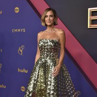 Metalic but make it fashion. Rumah mode Oscar de la Renta berada di balik penampilan memukau sejumlah aktris di Emmy Awards 2024. Termasuk aktris dan komedian Kristen Wiig yang mendadak anggun dengan gaun bersiluet ball-gown hijau metalik yang mengilap. (Foto: Richard Shotwell/Invision/AP)