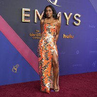 Bear with me. Ayo Edibiri, aktris unggulan dari serial The Bear membawa warna ke karpet merah Emmy dengan gaun sequin koleksi Bottega Veneta Pre-Spring 2025 karya Matthieu Blazy. (Foto: AP Photo/Jae C. Hong)