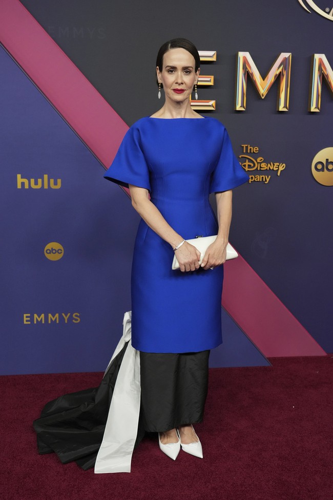 Minimalism beauty. Aktis Sarah Paulson memilih gaun berpotongan minimalis khas Prada. Tampil dengan riasan yang sleek, hasil akhirnya sungguh tak mengecewakan. (Foto: Jordan Strauss/Invision for the Television Academy/AP Content Services)