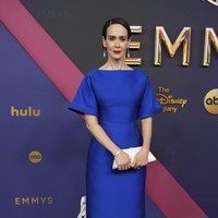 Minimalism beauty. Aktis Sarah Paulson memilih gaun berpotongan minimalis khas Prada. Tampil dengan riasan yang sleek, hasil akhirnya sungguh tak mengecewakan. (Foto: Jordan Strauss/Invision for the Television Academy/AP Content Services)
