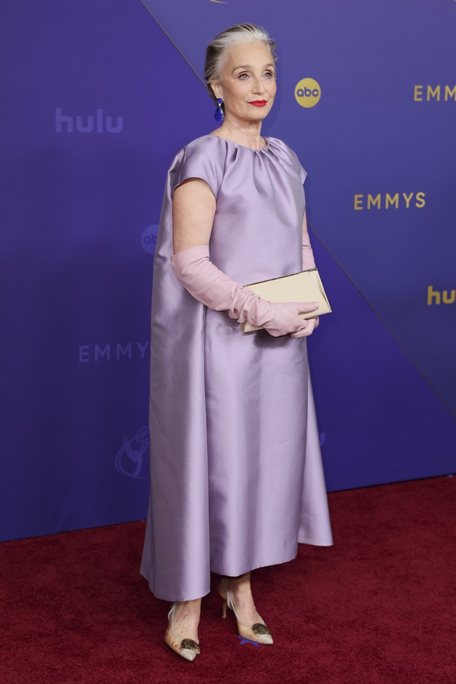 Gracefully ageing. Usia bukan penghalang bagi Kristin Scott Thomas. Aktris 64 tahun itu bersolek dengan gaun lavender Miu Miu. (Foto: Danny Moloshok/Invision for the Television Academy/AP Content Services)