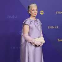 Gracefully ageing. Usia bukan penghalang bagi Kristin Scott Thomas. Aktris 64 tahun itu bersolek dengan gaun lavender Miu Miu. (Foto: Danny Moloshok/Invision for the Television Academy/AP Content Services)