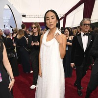 Perfect in white. Juga dari Morning Wars, Greta Lee tampil whimsical dalam balutan gaun putih Loewe. (Foto: Dan Steinberg/Invision for the Television Academy/AP Content Services)