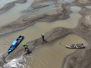 Penampakan Sungai Amazon yang Dilanda Kekeringan Terparah
