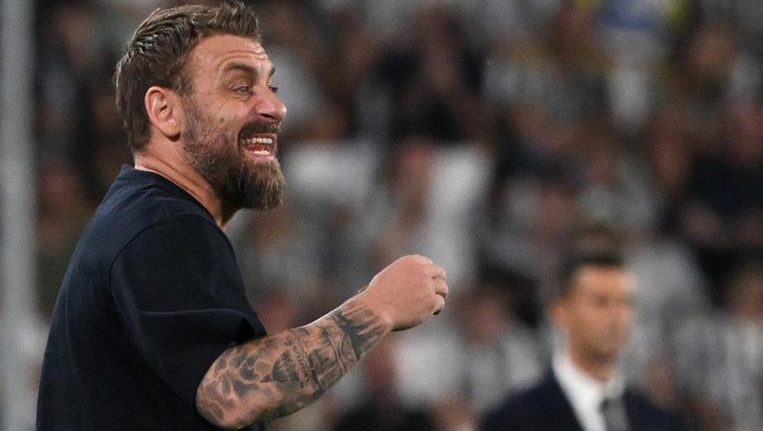Soccer Football - Serie A - Juventus v AS Roma - Allianz Stadium, Turin, Italy - September 1, 2024  AS Roma coach Daniele De Rossi reacts REUTERS/Alberto Lingria