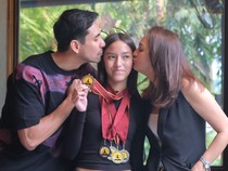 Keren! Putri Donna Agnesia dan Darius Sabet Emas World Scholars Cup di Bangkok