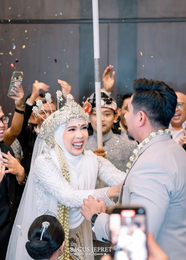 Dalam salah satu unggahannya diketahui bahwa acara tersebut juga merupakan kejutan yang dipersiapkan Fitri untuk suaminya. Ketika memasuki ruangan acara, suaminya pun tampak begitu terkejut melihat Fitri yang sudah tampil lengkap menggunakan pakaian pengantin adat Sunda. Foto: Instagram/@fitrop