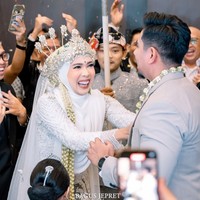 Dalam salah satu unggahannya diketahui bahwa acara tersebut juga merupakan kejutan yang dipersiapkan Fitri untuk suaminya. Ketika memasuki ruangan acara, suaminya pun tampak begitu terkejut melihat Fitri yang sudah tampil lengkap menggunakan pakaian pengantin adat Sunda. Foto: Instagram/@fitrop