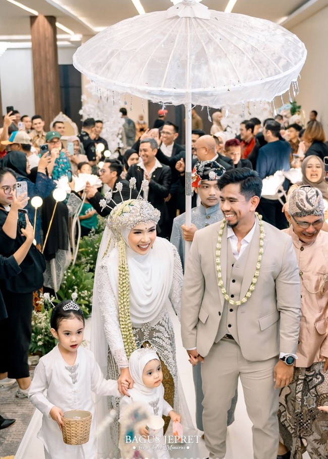 Tak mau setengah-setengah dan benar-benar seperti sebuah acara pernikahan, ruangan tersebut juga didekorasi sedemikian rupa. Saat berjalan memasuki ruangan acara, Fitri dan suaminya juga tampak diarak menggunakan adat Sunda. Foto: Instagram/@fitrop