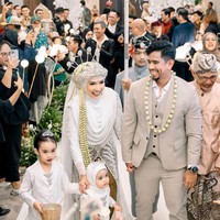 Tak mau setengah-setengah dan benar-benar seperti sebuah acara pernikahan, ruangan tersebut juga didekorasi sedemikian rupa. Saat berjalan memasuki ruangan acara, Fitri dan suaminya juga tampak diarak menggunakan adat Sunda. Foto: Instagram/@fitrop