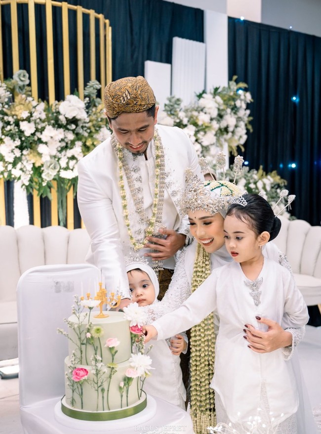 Karena saat ini Fitri dan Irvan sudah memiliki 2 orang putri, sesi potong kue pengantin pun tampak didampingi oleh kedua putrinya. Terlihat kedua putri Fitri yang kompak tampil mengenakan busana adat Sunda berwarna putih. Foto: Instagram/@fitrop