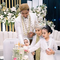 Karena saat ini Fitri dan Irvan sudah memiliki 2 orang putri, sesi potong kue pengantin pun tampak didampingi oleh kedua putrinya. Terlihat kedua putri Fitri yang kompak tampil mengenakan busana adat Sunda berwarna putih. Foto: Instagram/@fitrop