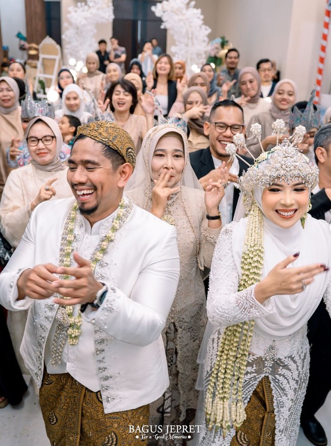 Acara tersebut tampak ramai dihadiri keluarga dan kerabat dekat. Terlihat para tamu yang hadir juga mengenakan pakaian kondangan yang didominasi warna nude. Foto: Instagram/@fitrop
