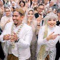 Acara tersebut tampak ramai dihadiri keluarga dan kerabat dekat. Terlihat para tamu yang hadir juga mengenakan pakaian kondangan yang didominasi warna nude. Foto: Instagram/@fitrop