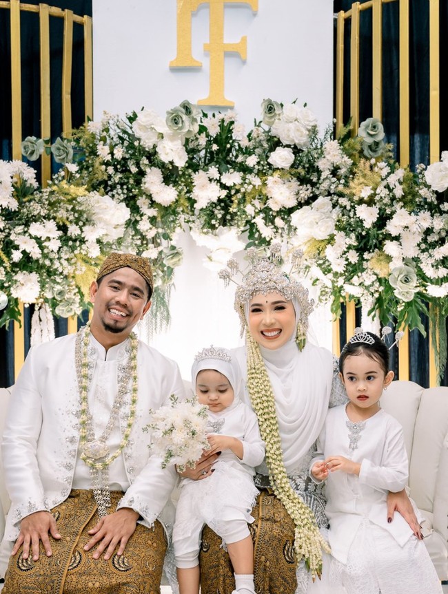 Dalam keterangan unggahannya Fitri dengan bercanda menuliskan, Alhamdulillah gak bakal diomelin anak  Kok kita ga ada di foto nikahan Mama Papi sih.  Foto: Instagram/@fitrop