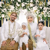 Dalam keterangan unggahannya Fitri dengan bercanda menuliskan, Alhamdulillah gak bakal diomelin anak  Kok kita ga ada di foto nikahan Mama Papi sih.  Foto: Instagram/@fitrop