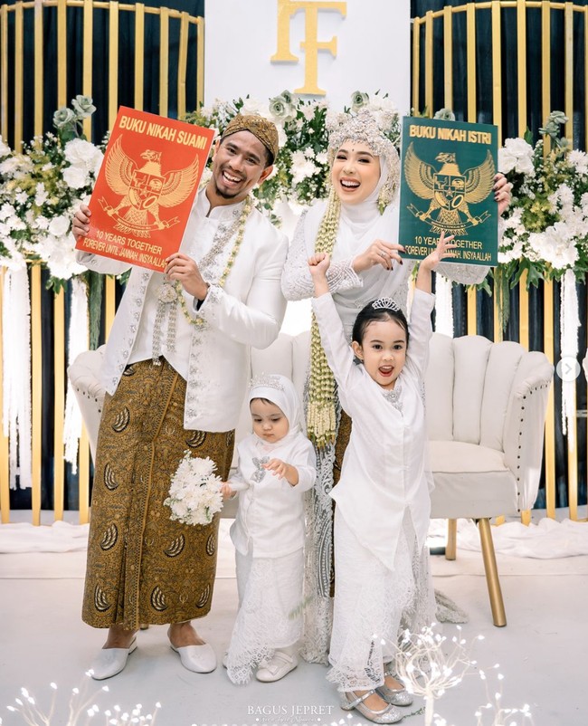 Fitri Tropica dan suaminya, Irvan Hanafi, baru saja merayakan anniversary pernikahan yang ke-10 pada 14 September 2024. Uniknya Fitri memilih menggelar acara seperti sebuah pernikahan. Foto: Instagram/@fitrop