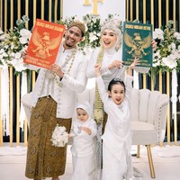 Fitri Tropica dan suaminya, Irvan Hanafi, baru saja merayakan anniversary pernikahan yang ke-10 pada 14 September 2024. Uniknya Fitri memilih menggelar acara seperti sebuah pernikahan. Foto: Instagram/@fitrop