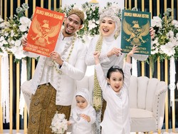 Foto Fitri Tropica & Suami Rayakan Anniversary, Nikah Lagi Pakai Adat Sunda