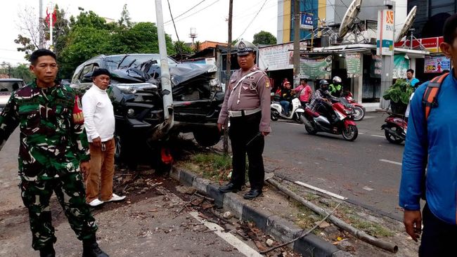 Fortuner Tabrak Separator Jalan di Kembangan Jakbar, Kap Depan Ringsek
