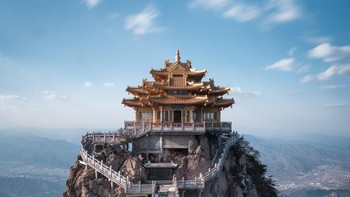 Kuil Emas Gunung Laojun, Cina Paviliunnya dengan atap emas yang dicat terletak di atas salah satu puncak Gunung Laojun, yang tertinggi di Pegunungan Funiu pada 2217 meter. Foto: Boredpanda
