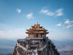 Tempat Ibadah yang Dibangun di Tempat Tak Terduga, Asli Bikin Tercengang!