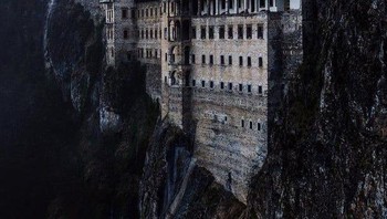 Biara Sumela, Turki Bertengger di tebing curam 3.900 kaki di atas Lembah Altındere, struktur ini diperkirakan dibangun sekitar tahun 386 M selama masa pemerintahan Kaisar Theodosius I. Foto: Boredpanda