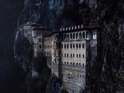 Tempat Ibadah yang Dibangun di Tempat Tak Terduga, Asli Bikin Tercengang!