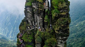 Kuil Fanjingshan, China Berlokasi di Pegunungan Wuling, kuil Buddha kuno ini punya ubin besi untuk menahan angin kencang, tampak hampir tidak nyata. Mencapai ke sana, kamu perlu melakukan pendakian empat jam lebih dari 8.000 langkah. Foto: Boredpanda