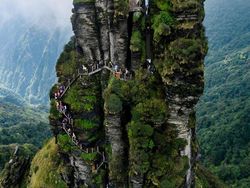 Tempat Ibadah yang Dibangun di Tempat Tak Terduga, Asli Bikin Tercengang!