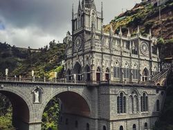 Tempat Ibadah yang Dibangun di Tempat Tak Terduga, Asli Bikin Tercengang!