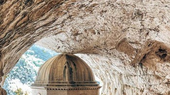 Kuil Valadier, Italia Terletak di pintu masuk Gua Frasassi, tempat suci kuno ini, pertama kali disebutkan dalam dokumen dari tahun 1029, adalah struktur batu sederhana yang dibangun oleh para biarawan Benediktin untuk menampung gambar Madonna yang dihormati. Foto: Boredpanda