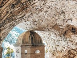 Tempat Ibadah yang Dibangun di Tempat Tak Terduga, Asli Bikin Tercengang!