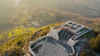 Teater Kuil Monte San Nicola, Italia Ditemukan kembali secara kebetulan pada tahun 2000 oleh seorang paralayang, situs berusia 2.100 tahun ini memiliki teater dan kuil di bukit yang sama, yang terletak 520 meter di atas permukaan laut. Foto: Boredpanda