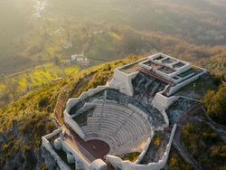 Tempat Ibadah yang Dibangun di Tempat Tak Terduga, Asli Bikin Tercengang!