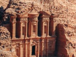 Tempat Ibadah yang Dibangun di Tempat Tak Terduga, Asli Bikin Tercengang!