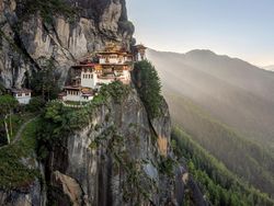 Tempat Ibadah yang Dibangun di Tempat Tak Terduga, Asli Bikin Tercengang!