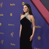 Gorgeous in black.  Selena Gomez untuk pertama kalinya menghadiri Emmy Awards sebagai nomine kategori peran berkat aksinya di serial Only Murders in the Building’. Aktris yang juga penyanyi itu merayakan momen tersebut dengan penampilan elegan dalam balutan gaun hitam Ralph Lauren. (Foto: Richard Shotwell/Invision/AP)
