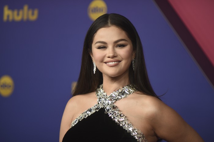 Gaya Selena Gomez di Emmy Awards 2024 Selena Gomez arrives at the 76th Primetime Emmy Awards on Sunday, Sept. 15, 2024, at the Peacock Theater in Los Angeles. (Photo by Richard Shotwell/Invision/AP)