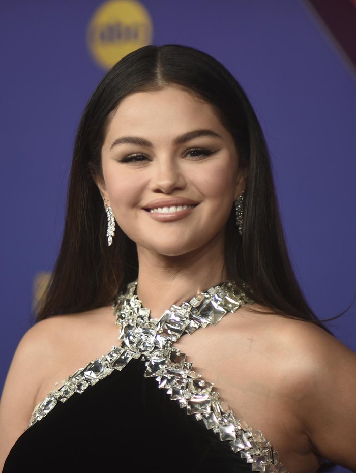 Gaya Selena Gomez di Emmy Awards 2024 Selena Gomez arrives at the 76th Primetime Emmy Awards on Sunday, Sept. 15, 2024, at the Peacock Theater in Los Angeles. (Photo by Richard Shotwell/Invision/AP)