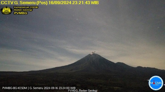 gunung semeru erupsi Senin, 16 September 2024, pukul 23:21 WIB