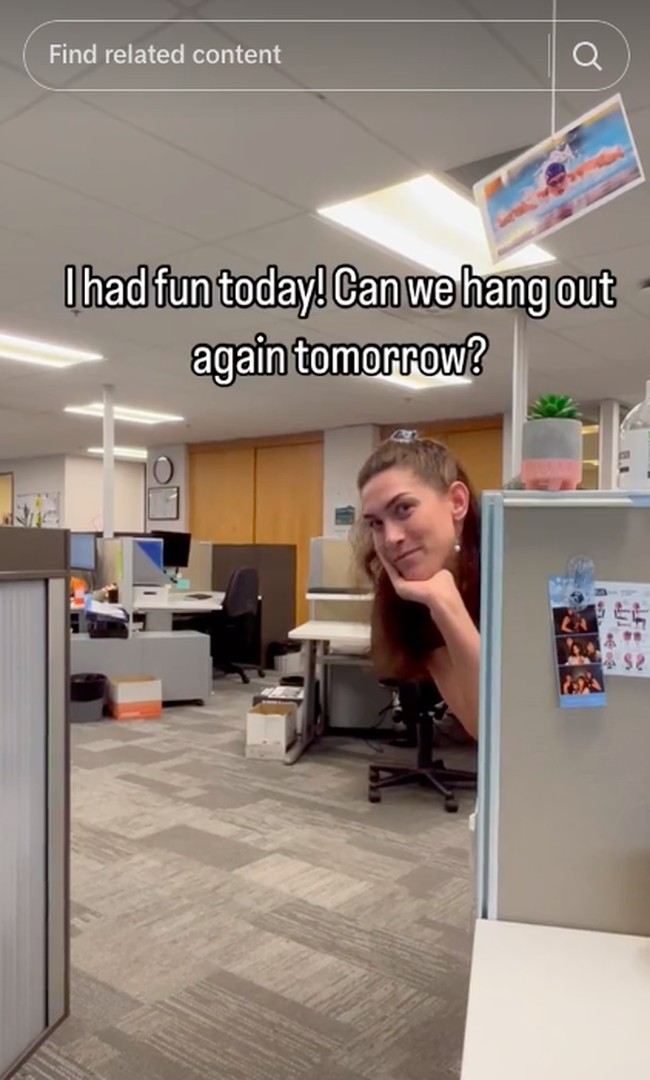 Dalam video yang diunggah di TikTok dan Instagram, wanita 24 tahun itu membagikan potretnya saat siap-siap bekerja. Hazel menyingkirkan sementara baju renangnya untuk mengerjakan spreadsheet di komputer.Semua orang di kantor sangat mendukungku dan karier renangku, banyak (rekan kerja) bilang keren bisa bekerja dengan atlet Olimpiade.Foto: TikTok Hazel Ouwehand